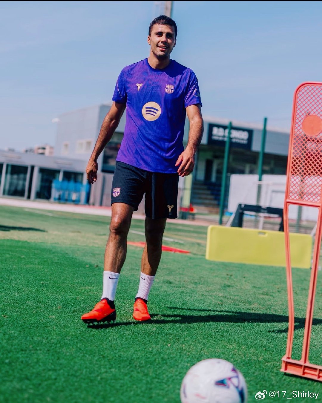 ⚽️  RoRo在巴萨的第一次训练 [加油] ​