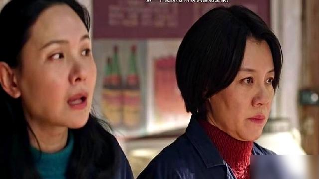 真夫妻演邻居，老婆还搅黄了老公的相亲。
央视新剧《生逢其时》里，郭晓东和程莉莎就这么干的。郭晓东演曹东方，厂矿小镇的单亲父亲，压抑又严厉。程莉莎演叶灵芝，副食店大姐，嘴快爱凑热闹。
戏里，叶灵芝一张嘴，把曹东方的相亲对象说跑了。两人见面只点头，分寸感拉满。
可镜头一关，这俩人是结婚快二十年的真