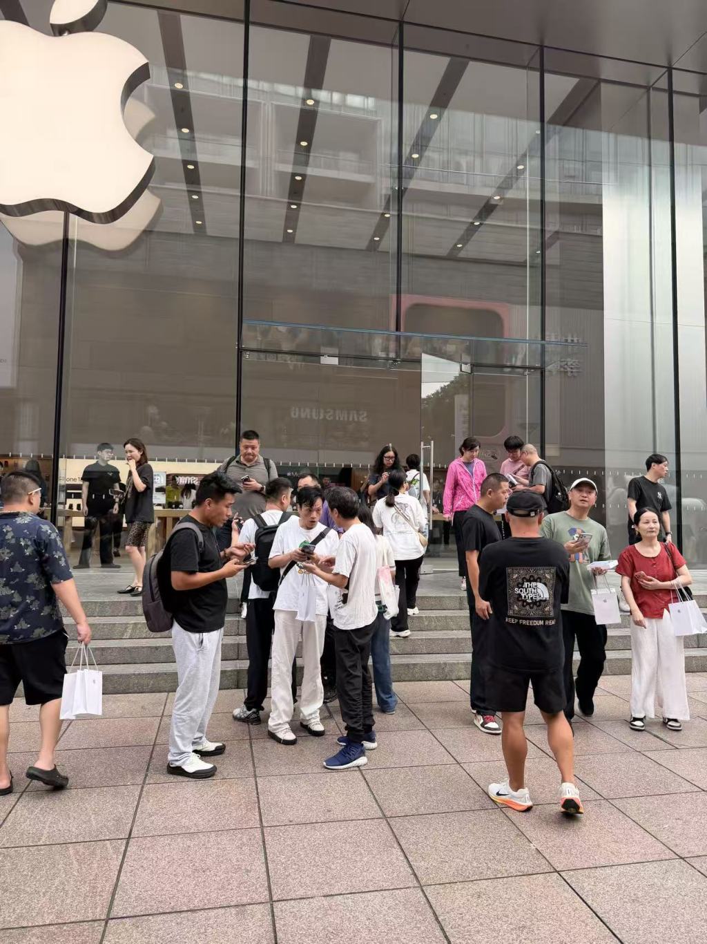 iPhone18 Pro系列今日开售 黄牛加价两三百收

大家刷到这个事情了吗？

第1，这次iPhone18 Pro系列首发，全国多地苹果门店一早就排起长队，热门的酒红色、冰川蓝配色线上线下都快速售罄，晚下单的用户发货时间已经排到10月。

第2，今年黄牛收机的行情比去年缩水很多，往年新机首发热门