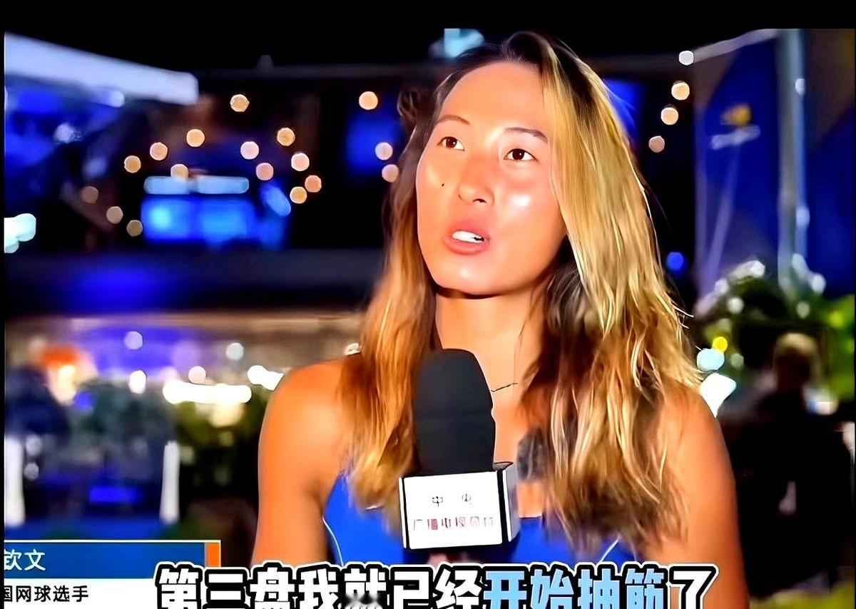 9月份跌到第121位的郑钦文，居然在美网杀出五连胜？

你看她这几场打得有多狠。

全程靠吃药硬撑着对抗感冒，决胜盘又忍着抽筋轰出6-1，生涯首次逆转击倒苦主普丁塞娃。

不仅时隔457天重返大满贯32强，即时排名也从第121位直接飙升到了第94位。

一扫之前的低谷阴霾，整个人在场上的手感与霸气确