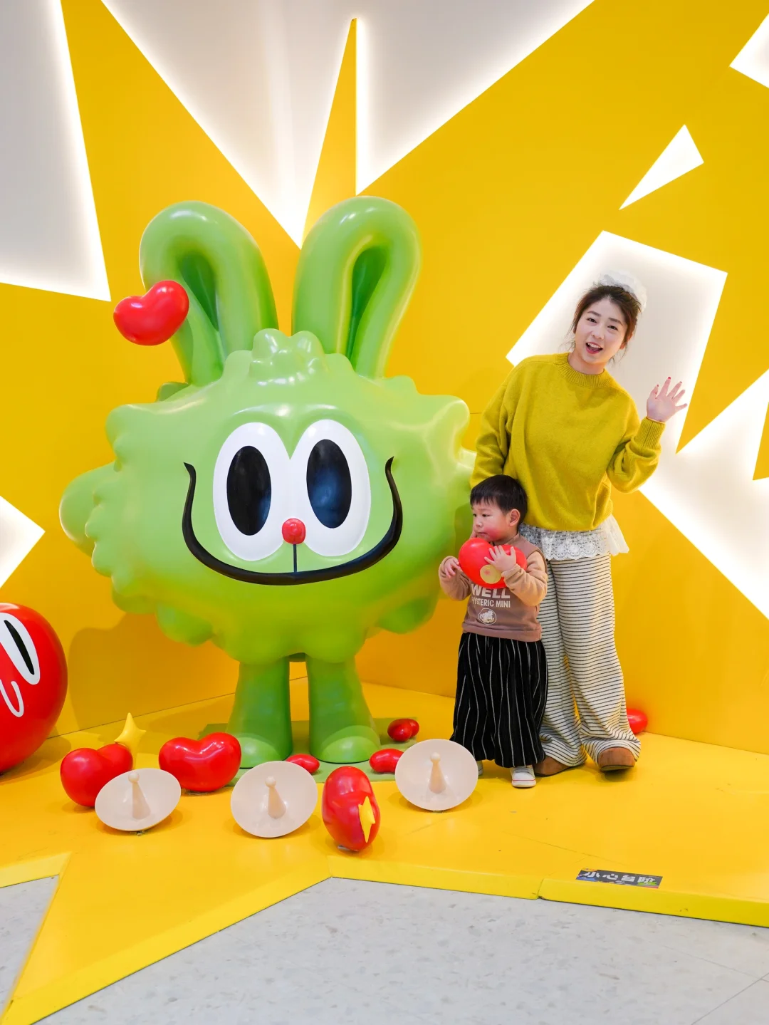 上海西岸凤巢炸毛兔也太可爱啦！