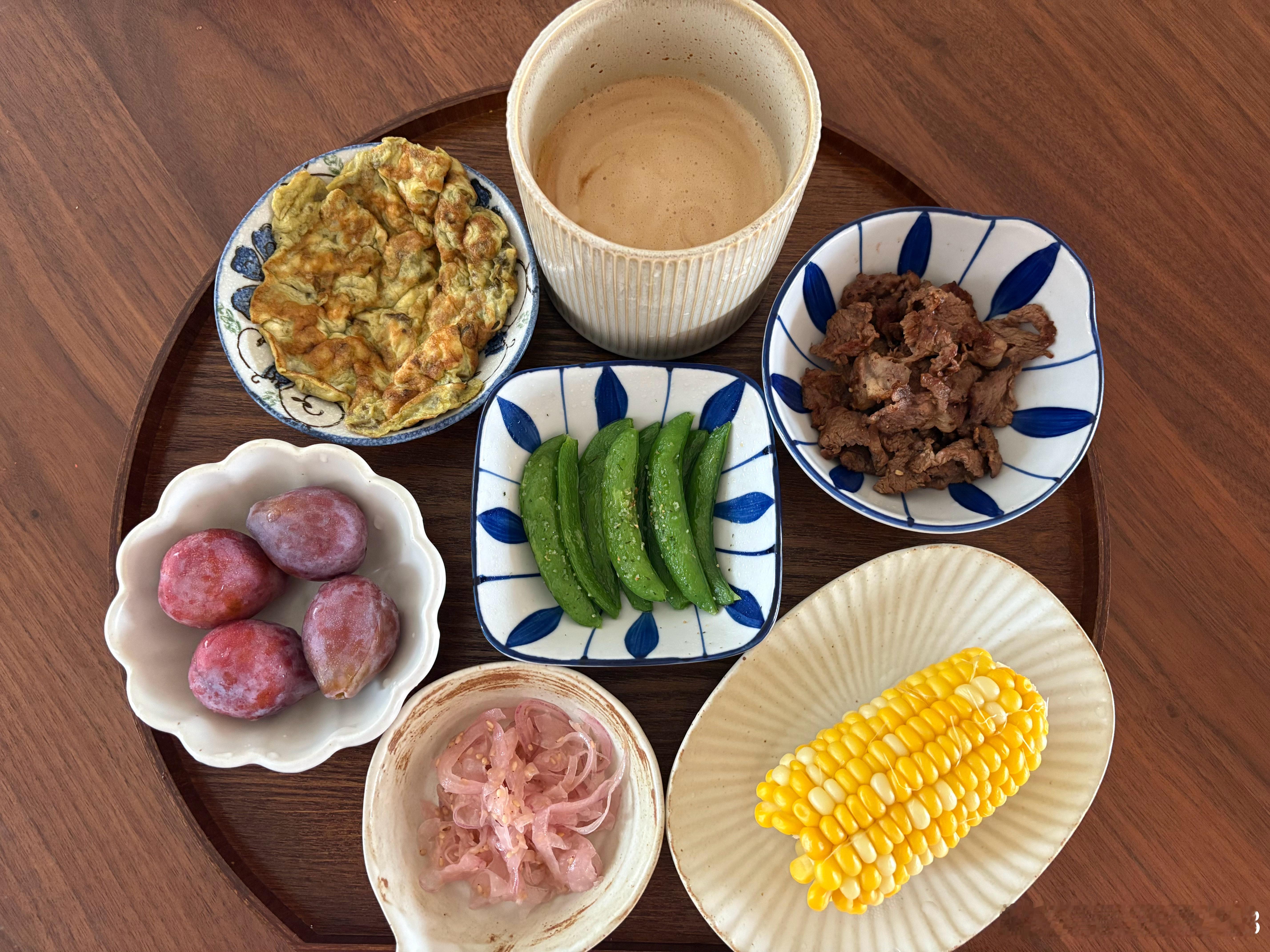 20260906早餐记录：蒸玉米、煎牛肉、橄榄菜煎蛋、拌洋葱、白灼甜豆、西梅、无糖拿铁咖啡。

AI早餐分析：粗粮玉米做主食，牛肉+鸡蛋双重优质蛋白，甜豆、洋葱补充蔬菜膳食纤维，西梅促肠道蠕动，无糖拿铁补钙提神。兼顾护肌肉、控体重，营养很到位。

昨天中午回妈妈家吃饭，弟弟一家人也在。大侄儿从 ​