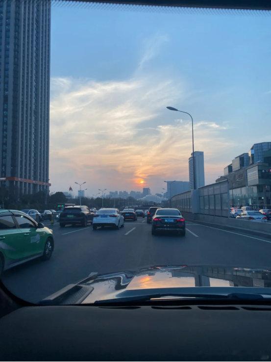 跑高德打车有很长一段时间了，每天穿梭在城市的大街小巷，接送形形色色的乘客，最大的感悟就是：出行最怕误会，好好沟通真的能解决大部分问题。很多时候乘客找不到精准上车点、临时更改下车位置，或者赶时间比较着急，只要双方好好说一句，基本都能顺利解决。我接单之后都会主动核对行程、沟通上车细节 ​