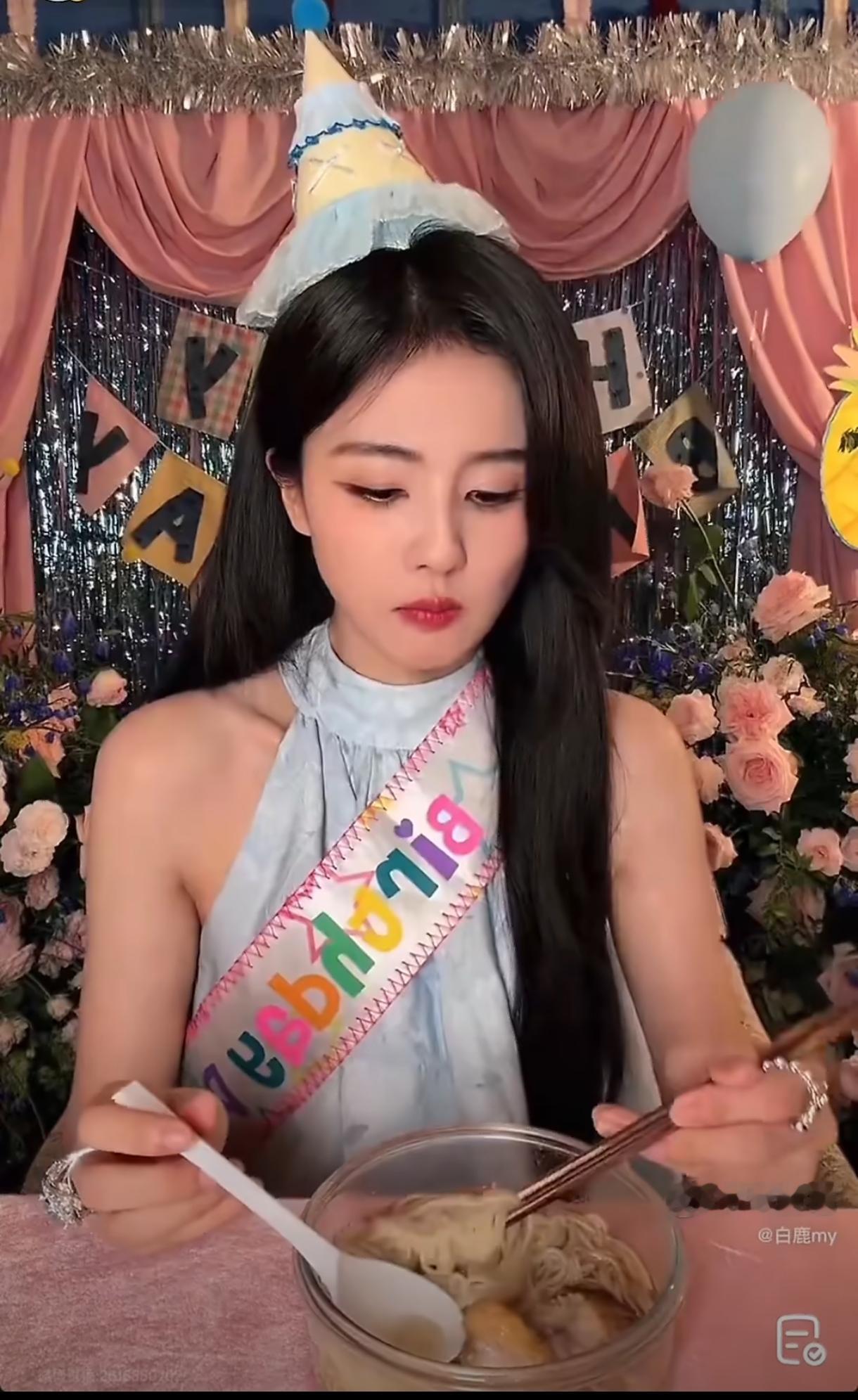 白鹿吃面不敢看镜头！曾经的干饭达人，现在吃面都要躲镜头