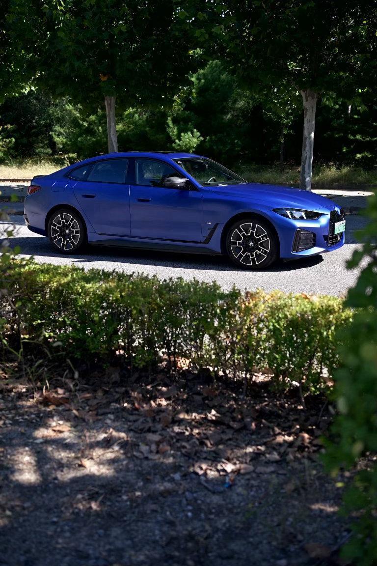 作为BMW品牌首款纯电动四门轿跑，BMW i4传承BMW品牌的运动基因，将标志性的轿跑美学与纯粹驾趣完美融合，树立电动驾驶乐趣的全新标杆。此次新纯电动BMW i4焕新升级，无疑将继续夯实4系家族在豪华中型细分市场的领军者地位。
BMW i4自2021年问世以来，以纯正轿跑DNA开辟了同级纯电市场的先河，更是凭借 ​