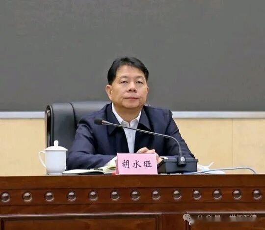 据云南省纪委监委消息：云南警官学院党委原书记胡水旺涉嫌严重违纪违法，主动投案，目前正接受云南省纪委监委纪律审查和监察调查。昆明[超话] ​​​