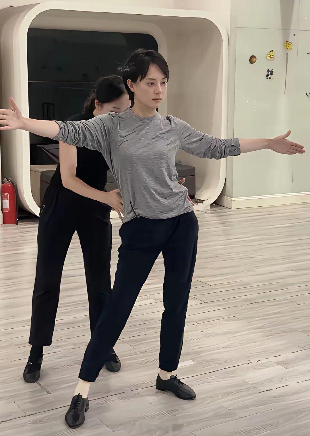孙俪和12岁女儿一起上拉丁舞课
这个下颌线和身材是真的吗？
怎么看起来跟张馨予一样了 ​