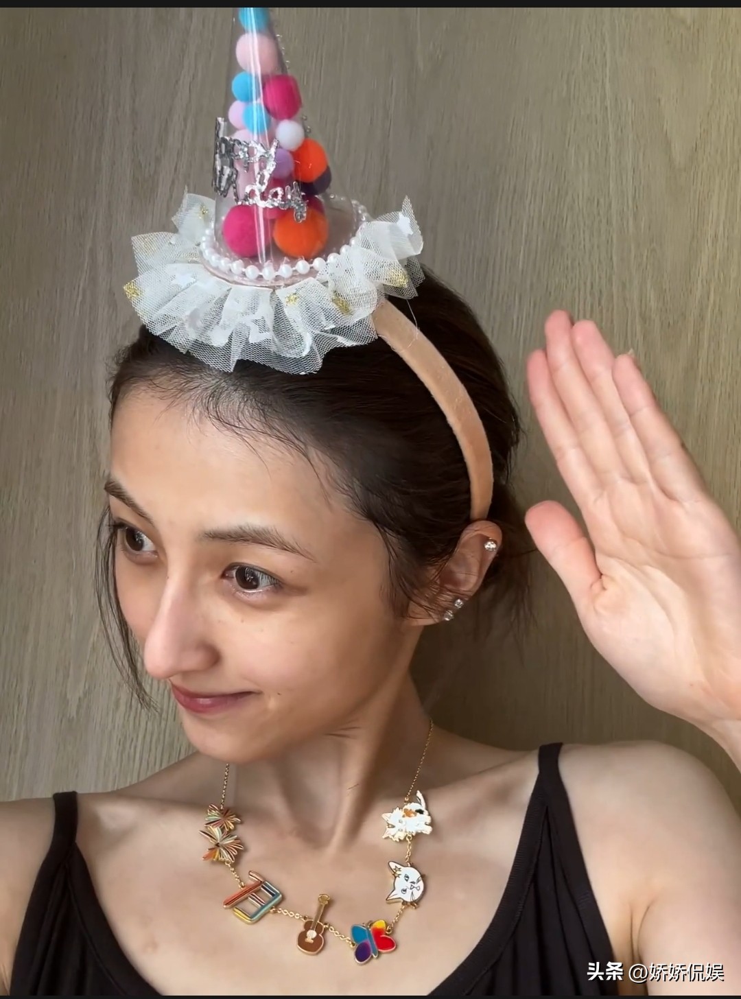 今日份甜瓜来咯，8月28日，又到吃瓜时刻，张子枫李维嘉秒上热搜榜，这到底怎么回事呢？别走开，一起来看看吧。

8月27日张子枫晒出25岁素颜生日照，因脸颊凹陷、身形暴瘦被网友玩梗“瘦成李维嘉”，这并非病态减肥，而是她为贴合新剧角色进行的职业塑形。

网友们纷纷在线点赞、评论道:

世界是一个巨大的李