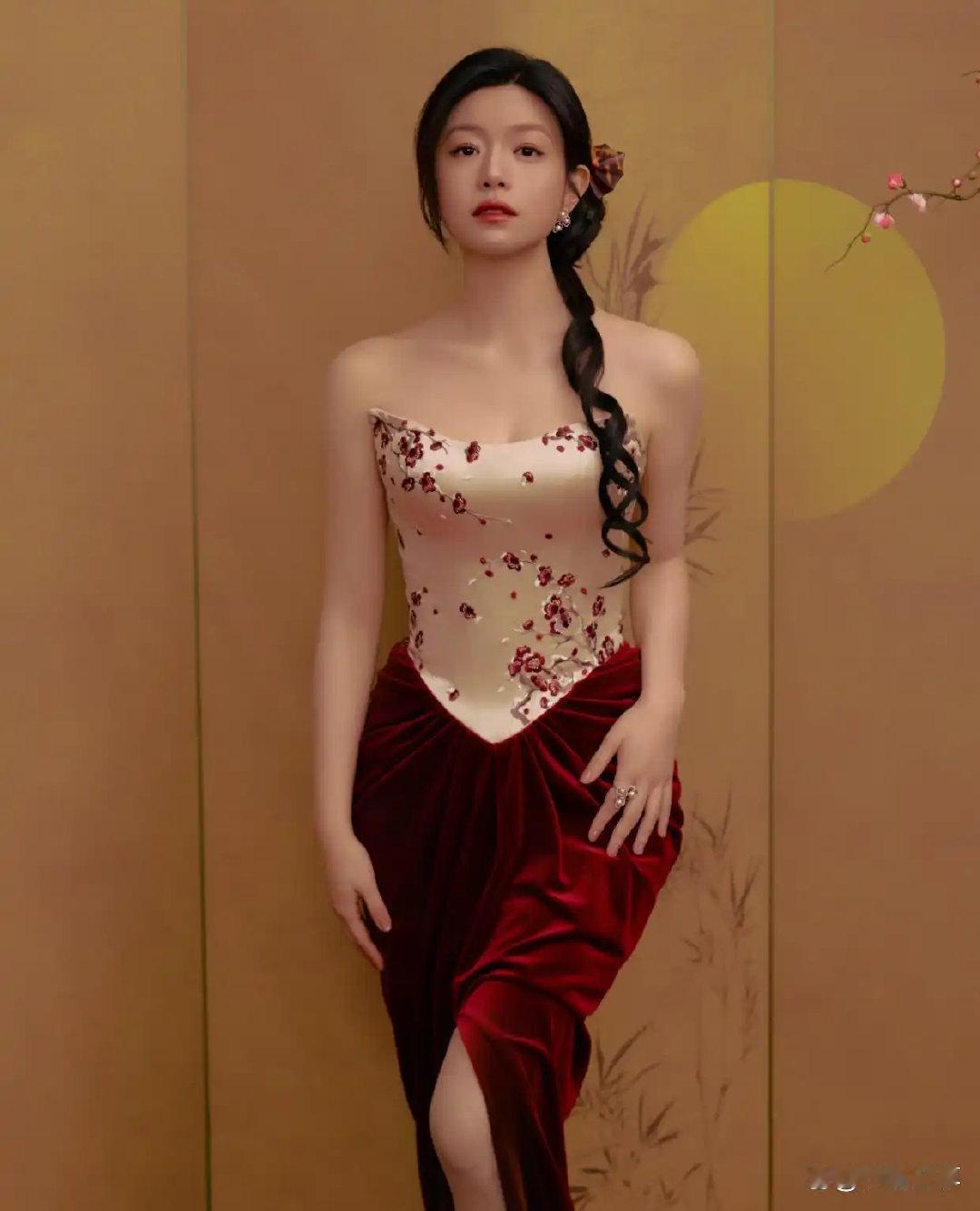 陈妍希这组写真里，她穿着刺绣抹胸，搭配一条丝绒长裙，性感中透着复古韵味，整体感觉优雅又大方 ​