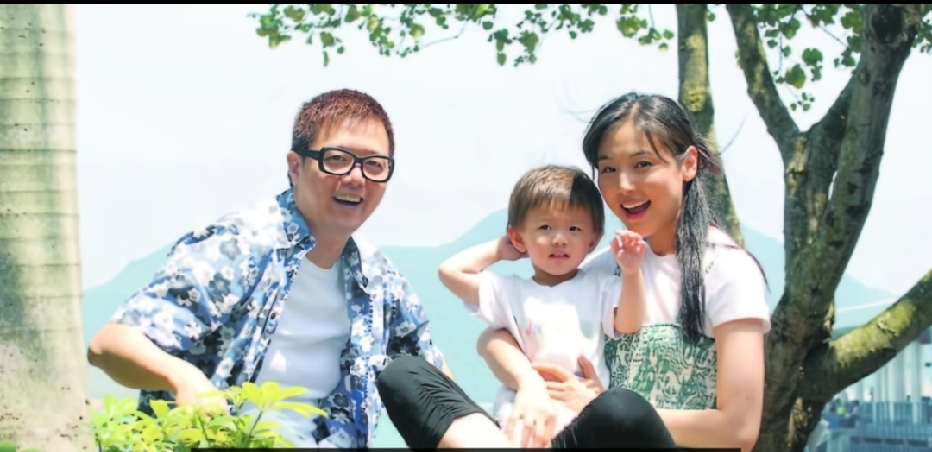 年轻时的张延抱着女儿与丈夫张锦程一家三口的幸福留影，如今56岁的张延与61岁的丈夫张锦程已低调离婚，正式结束长达20多年的婚姻。 
 
1996年前后，两人因为主持节目相识，那时彼此更多是工作伙伴。几年后重新见面，关系才慢慢发生变化，到2001年前后，两人开始正式交往。 
 
张延后来回忆过这段感情