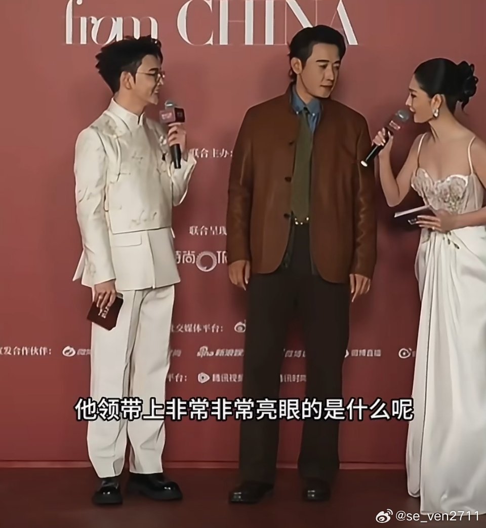 罗晋在芭莎盛典红毯上不经意秀了一把恩爱，将6岁女儿涂鸦制成领带佩戴，还透露前一晚和唐嫣讨论画里谁是谁，一句“我太太”让“晋嫣稳稳的幸福”再次刷屏。 ​