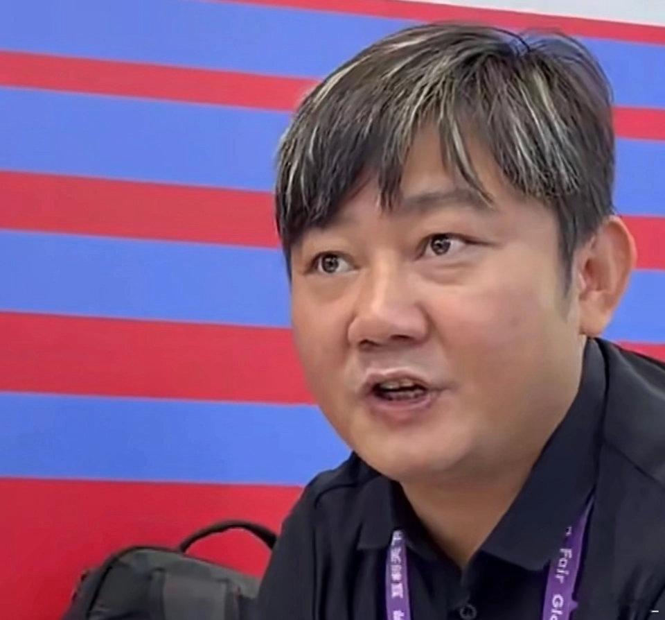 广交会现场，张雪回应摩托车自动驾驶：两轮不是四轮。人离开车把，刹车根本配合不了，一刹就倒；自平衡加陀螺，占空间还增重。研发成本高，行业难承担，市场没需求。要自动驾驶，为什么还买两轮？#张雪回应摩托车自动驾驶##张雪称两轮和四轮车逻辑完全不同# ​