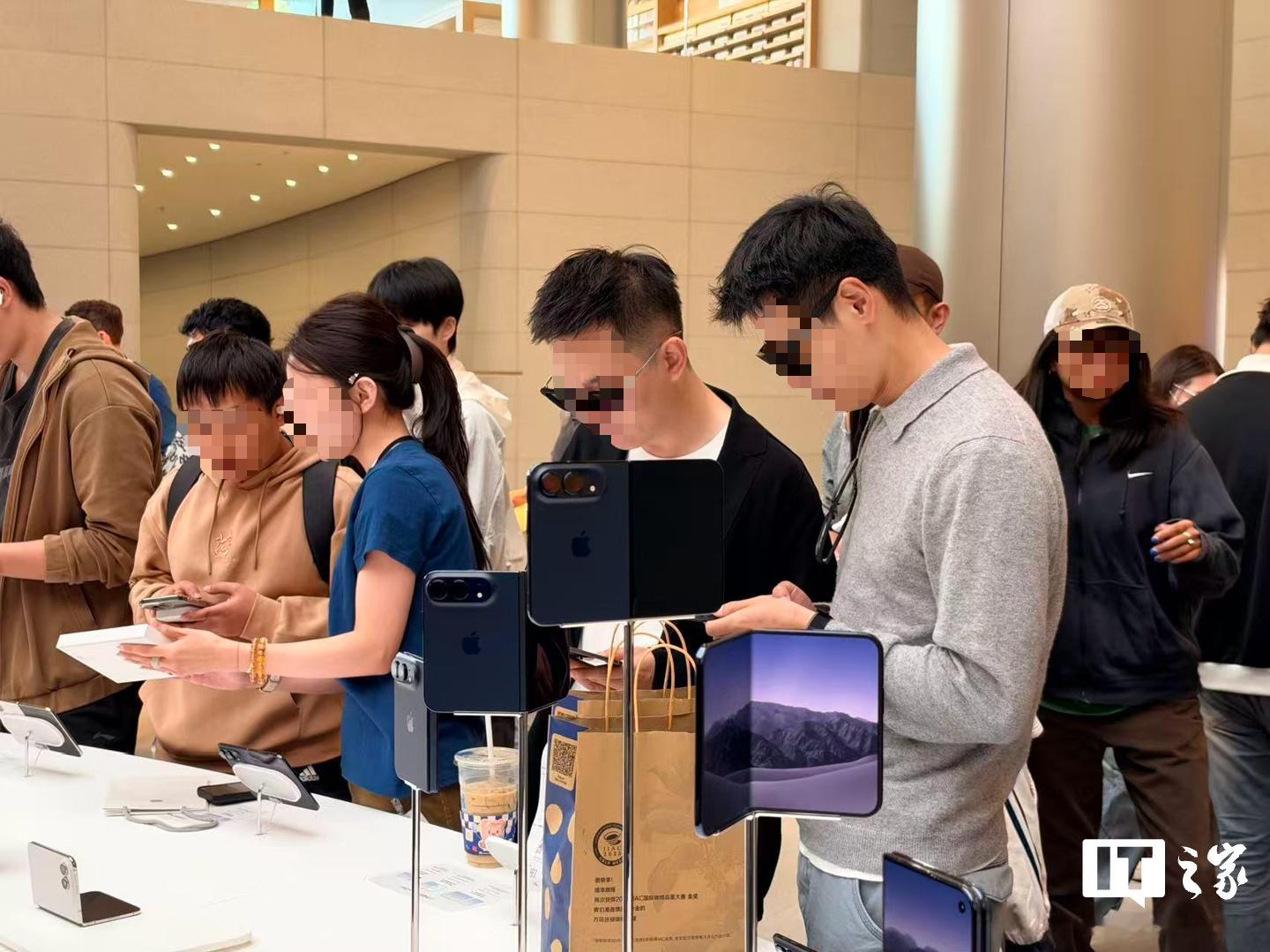 #胖东来iPhoneDuo# 
今天多地Apple Store提早到8点开业供用户取货。今年iPhone Duo采用了和18 Pro Max同样的“线上预购、线下取货”机制，IT之家在现场询问Apple Store店员确认，门店没有提供可直接购买的现货，在门店10点正式开门前，仅有预约指定时段的用户可进店购买，未持有订单的用户只能在10点后 ​