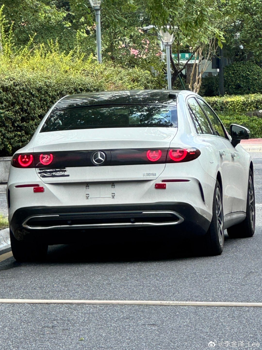 路上偶遇新款奔驰纯电C级轿车，应该今年年内就会上市，这个风格你觉得怎么样？ ​