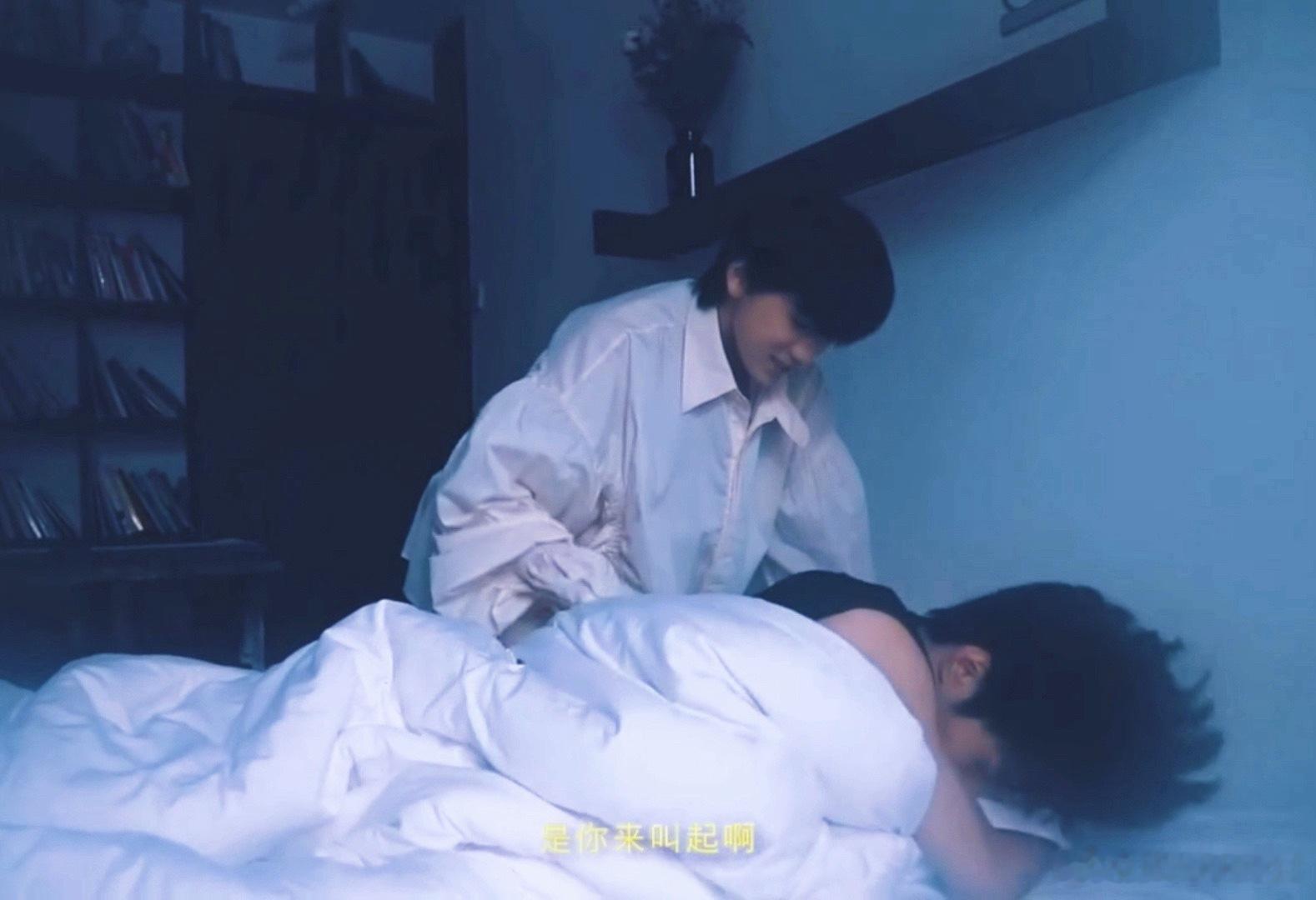 宋亚轩说刘耀文像毛茸茸的公仔，头发暖乎的炸开但是眼睛又瞪着”他觉得很好玩很可爱，然后看到刘耀文刚刚睡醒真的是这个样子，我突然很想流泪。他一定很仔细的看过刘耀文很多遍，睡着的、刚刚睡醒的，懵懵的、头发乱糟糟的......用眼睛描摹。
和刘耀文讲宋亚轩5秒钟就睡着、会打小呼噜、念梦话一样，我 ​