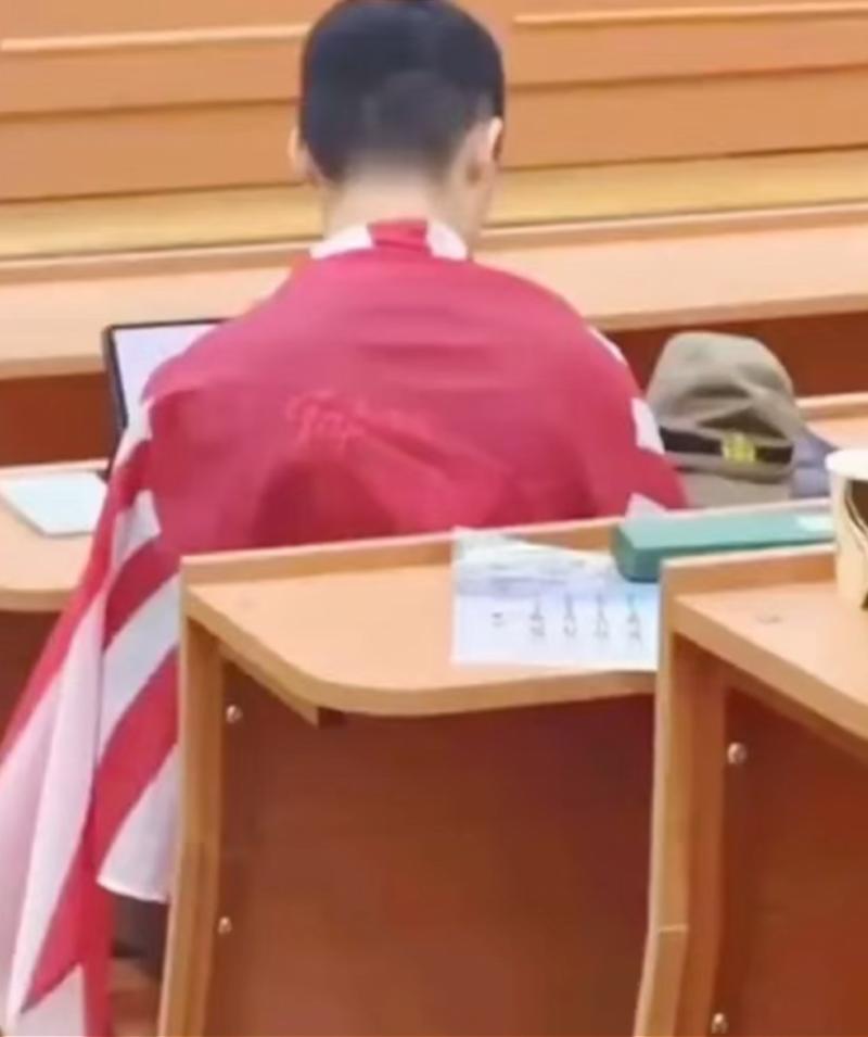 中国留学生课堂身披旭日旗 校方调查

看到这个新闻标题的时候，我心里咯噔了一下，像是被什么东西轻轻刺了一下，不疼，但那种不适感却久久散不去。

中国留学生在课堂上身披旭日旗。这几个字组合在一起，本身就带着一种说不清道不明的复杂意味。校方已经介入调查，事情的来龙去脉还有待进一步核实。但无论出于什么原