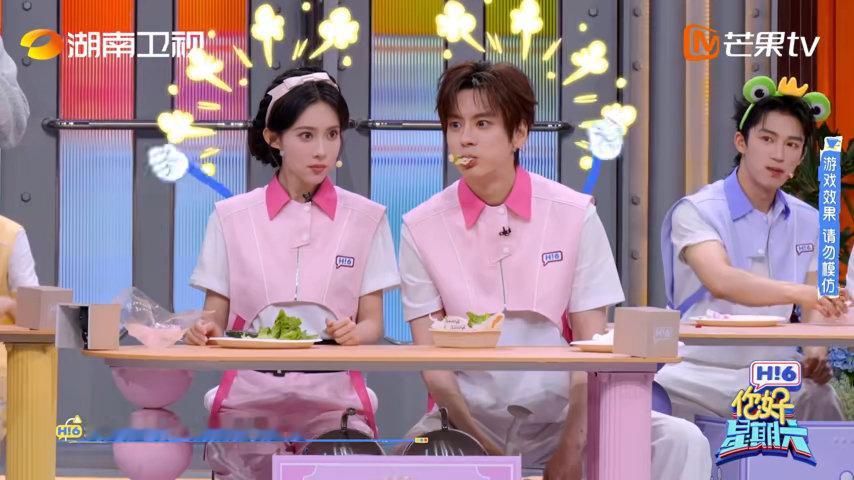 #魏哲鸣的绿舌头好玩吧#
谁被好六这段笑不活了🤣偷吃现场魏哲鸣孟子义埋头猛吃，结果惨遭何老师逮住。看见魏哲鸣舌头变绿，孟子义临场编谎说是玩具绿舌头，临场反应力拉满，综艺效果直接拉满！#你好星期六# ​