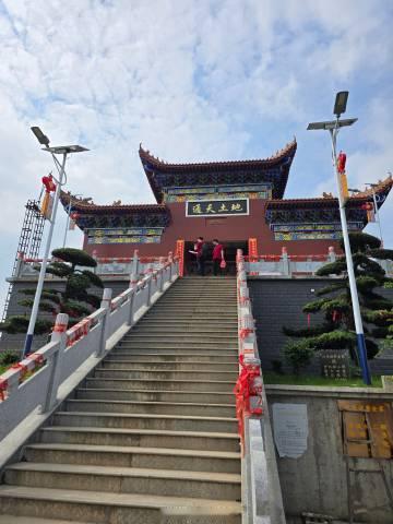看旁边的介绍，这里叫团螺山，这处寺庙叫螺山寺。但旁边正式的石牌上写的是...