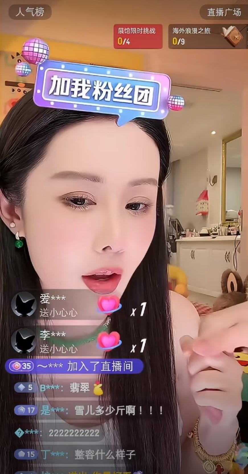 那些天天在屏幕前劝普通女人拒绝容貌焦虑的网红，私底下其实比谁都害怕变老。
有人在路边小吃摊碰到了正跟朋友吃宵夜的韦雪。没了补光灯和高级美颜，原相机底下的她，整个额头高高隆起，浮肿得特别扎眼，跟直播间里那个精致贵气、皮肤紧致的模样判若两人。
路人拍到的抓拍图一传上网，好多人第一反应都没认出来：这满