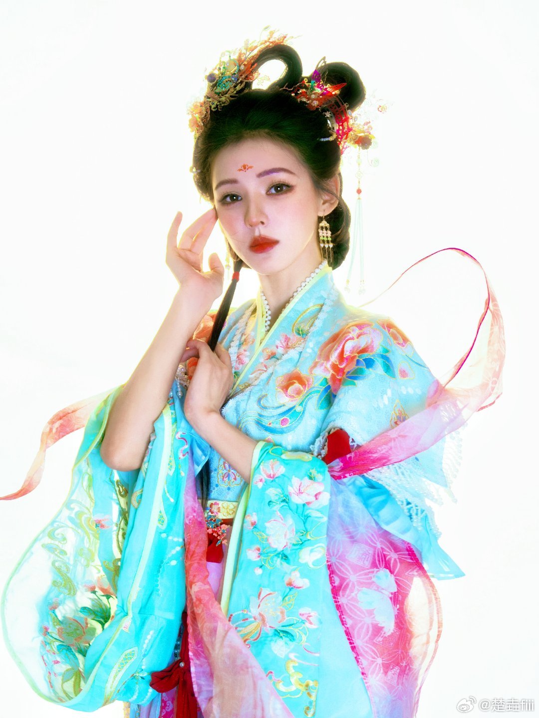 #张予曦[超话]# 手中藏皮影 眉眼载风月 一影一佳人 一梦入古春#张予曦# ​