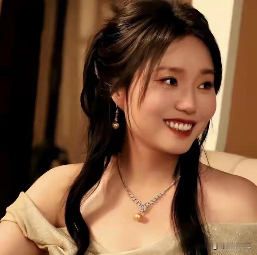 李雪琴，怎么也想不到，自己只是参加了个中秋晚会，就成为了整场晚会最大的槽点，昨晚央视中秋晚会上她和田雨同台演唱了一曲《好好的时光》，科班出身的田雨虽不是专业歌手，但多年的台词功底让他字正腔圆，歌声也浑厚大气。

跨界登台，有没有名气谈不上最难，难的是原来的本事到了新舞台，还能不能撑住场面。

脱口秀