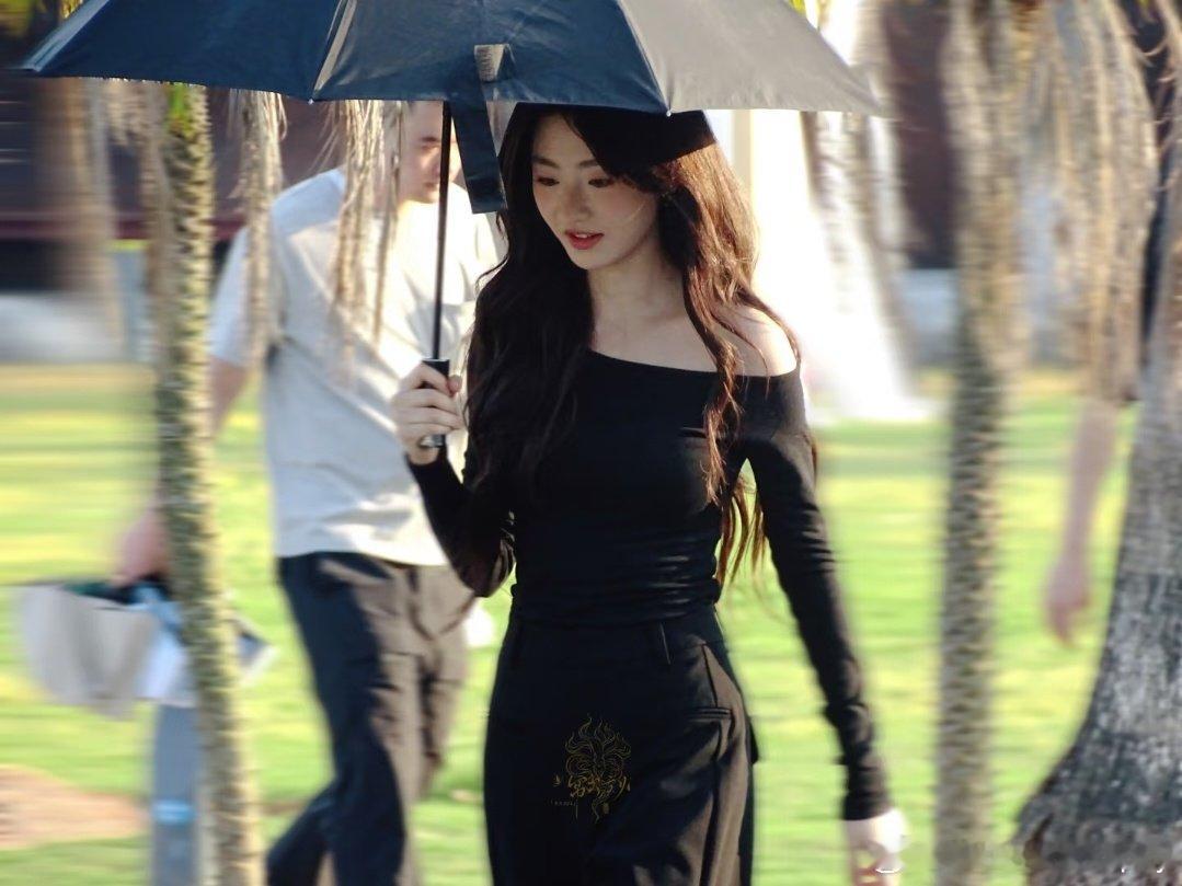 #杨雨潼[超话]# yyt#杨雨潼灼灼烈日# yyt#杨雨潼魏熙# 
好美[爱慕][爱慕]魏熙（づ￣3￣）づ╭❤～​