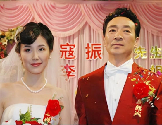2003年，49岁的寇振海向演员李婷表白，李婷拒绝的说：寇老师，你比我大21岁，就算我接受你，我爸妈也接受不了！而寇振海却没有放弃，只是说道：“我会排除一切阻碍的。”

主要信源：（澎湃新闻——70岁男演员回应相差21岁“忘年恋”：婚姻的幸福感不在于是否同龄）

2003年的影视圈里，49岁的寇振海