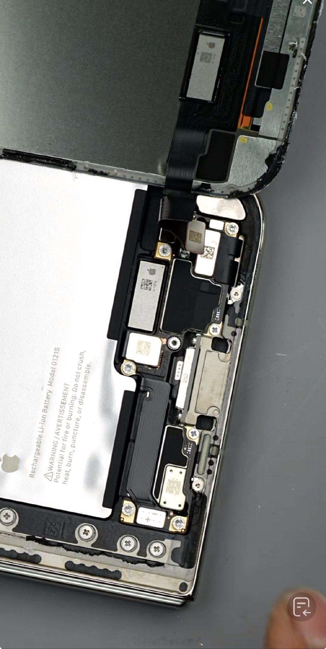 杨厂长拆了一台未激活的iPhone  Duo，这个内部结构真的很整洁，排列工艺真的非常精美，简直了[捂嘴哭] ​