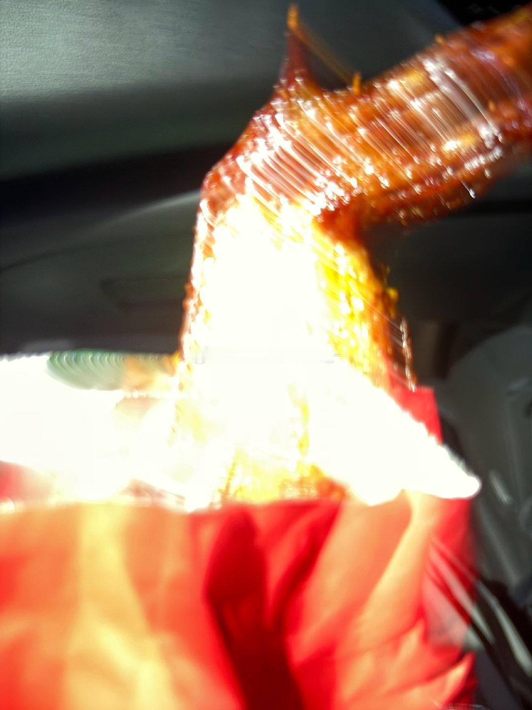 又是睡了一整天，18 点吃的晚餐，19 点买的鸡翅路上吃，20 点身体开始发癫，头痛想吐心脏难受喘不过气思绪乱飞，立马导航最近的高速路口下高速返程，好了，到家喝了几口小米粥就可以吃💊睡觉了[无聊]。 ​