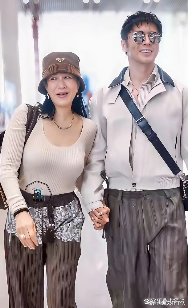 56岁钟丽缇和40岁张硕伦机场照，维系婚姻靠的可不是胶原蛋白 ​​​