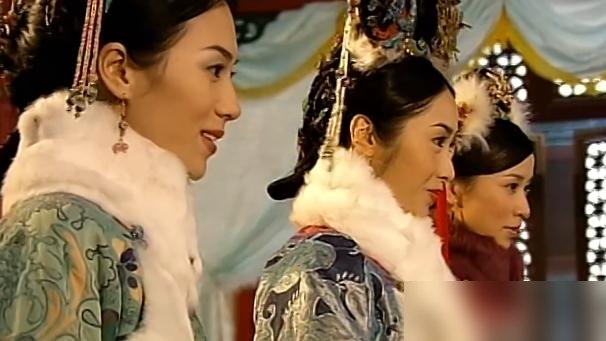 佘诗曼靠《新闻女王》拿奖那天，台下坐着安茜、如妃和孙白杨。
20年前的《金枝欲孽》四大主演罕见同台，邓萃雯一开口还是如妃那股狠劲，张可颐眼里却没了安茜的算计。最唏嘘的是佘诗曼复刻尔淳名场面，台词一出来，弹幕全在刷“她这辈子都在替别人活”。
尔淳把命押在义父那句“为徐家争光”上，斗垮了玉莹，斗赢了