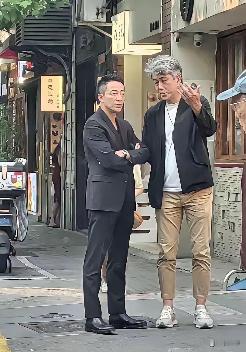 上海街头偶遇！一身黑西装的是汪小菲，旁边银发友人气场也不一般
 
上海街头随手一拍，这一幕有点意思。
左边一身黑西装、抱着胳膊的正是汪小菲，经历了这么多是非风波，如今褪去锋芒，多了几分沉稳沧桑感；
右边这位满头银灰发色、正抬手比划的友人，虽然名字没有被公开确认，但气场十足，两人站在一起认真交谈。