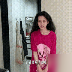 李兰迪拍《梦回》那会儿，男演员抱不动她，得靠工作人员在底下托着。花絮流出来，弹幕直接炸了，说她虎背熊腰，脸比男演员还大一圈。其实她本人当时不到一百斤，就是上镜显壮，古装一裹更完蛋。直播里她红着眼解释上镜显胖三十斤，没人信，骂得更狠。后来拍《朝雪录》，她闷头减了十五斤，靠控糖加撸铁，锁骨线条愣是练出来