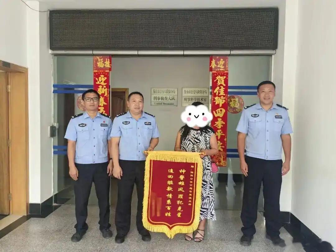 【#身价10万的大金猪被调包#】身价10万元的“大金猪”，趁主人不在，竟缩小了……近日，云南保山隆阳公安分局芒宽派出所接到辖区群众杨女士报警求助，称家中的10万余元现金被盗。接警后，芒宽派出所民警立即赶到现场。

经了解，杨女士常年将现金存放于家中的金猪储钱罐内。当日她准备存钱时发现，储钱 ​