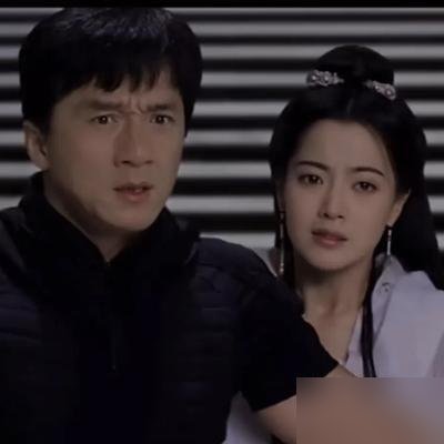 48岁的金喜善又出来拍戏了，还是演41岁被职场和育儿榨干的中年女人。
评论区却都在拿她和白冰比，非得分出哪个“玉漱公主”更扛老。白冰那张脸确实精致，骨相挂肉，打光一怼就像画。可镜头一转到金喜善，她压根没在管脸上有没有纹。
新剧里她演个被生活磨得没脾气的妈，转头又跑去美术馆当内容总监，给现代美术展