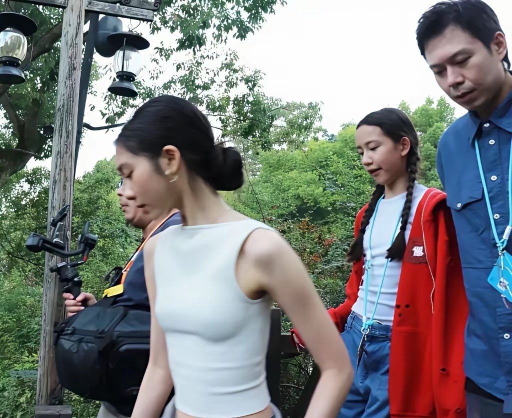 黄磊大女儿黄多多乌镇生图杀疯了，内娱新生代独一份“文艺片女主”脸，甚至只是网友模糊的抓拍。 ​