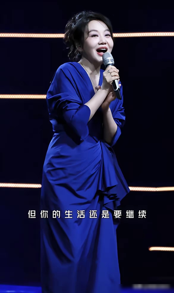 55岁闫妮，一身宝蓝色低胸裙，直接炸了大湾区晚会。
那状态，皮肤紧致，锁骨能养鱼，腰线还在。跟魏大勋合唱《Mojito》，舞步随意，眼神迷离，网友说像喝了二两才上台。去年黄色短裙那场就被叫微醺，今年她主动接梗，说自己去年虽然出圈，也有点出丑。胡歌更狠，直接补刀微大醺，全场笑翻。
台下记者问她，她