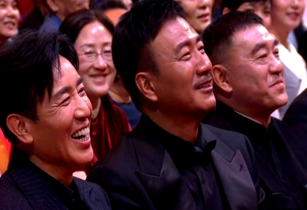 胡军和李乃文在综艺里给欧豪当助理，走红毯一左一右架着人胳膊，欧豪脚都快离地了。

瞿颖甚至连“种草”都听不懂，被吐槽是“越努力越心酸”。很多人纳闷：有资历的老演员，何必跑去迎合年轻市场“丢面子”？

结果转头飞天奖，胡军凭《归队》提优秀男演员，跟倪萍搭档颁奖，台下谈笑风生。

综艺里低头做效果，红毯