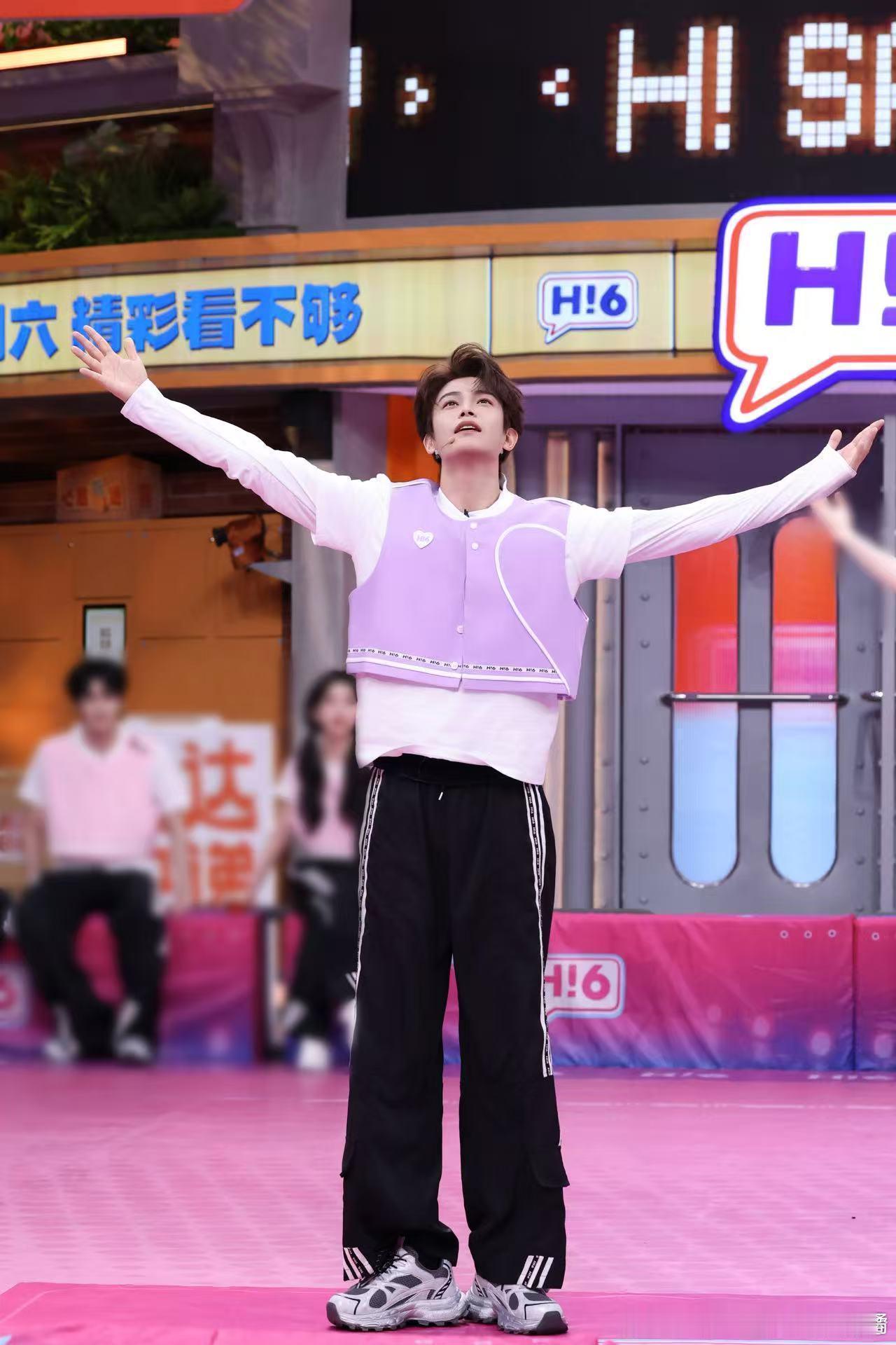 #丁禹兮爱在无尽夏# dyx #丁禹兮沈言#

无尽夏并非花季无限，而是沈言一个人的等待，漫长到足以跨过季节本身。他站在那里，等答案慢慢长成想要的模样。

丁禹兮司宫令｜丁禹兮赵皑｜赵皑｜丁禹兮南部档案｜丁禹兮张海虾｜张海虾｜丁禹兮张海侠｜张海侠｜丁禹兮花开锦绣｜丁禹兮赵凌｜赵凌 ｜ 丁禹兮爱 ​