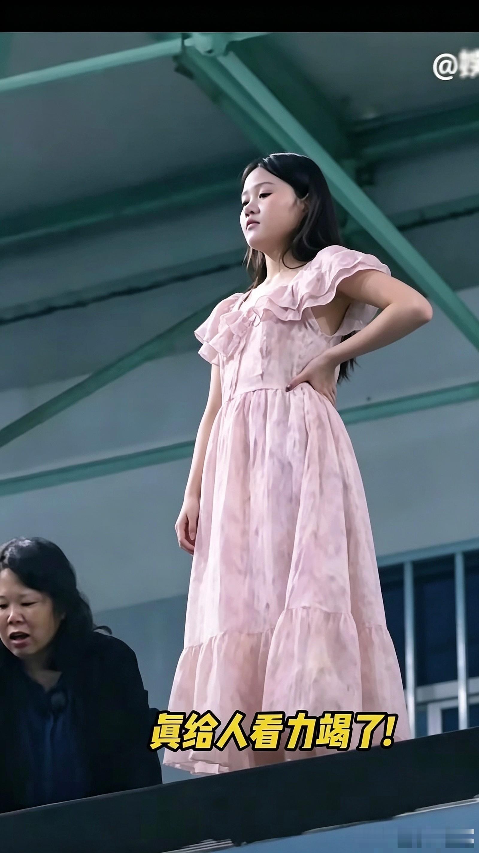 张家齐那句“我不是你养大的，是队里养大的”，听得人心里真不是滋味。

很多人只留意到运动员站上领奖台的耀眼瞬间，哪知道背后的血汗？更扎心的是，好不容易熬出头挣了点钱，还要被家里人以“替你保管”的名义牢牢攥在手里。

这哪是母爱，分明是把孩子当成了取款机。

成年人的世界，亲情一旦和钱扯上关系，真就成