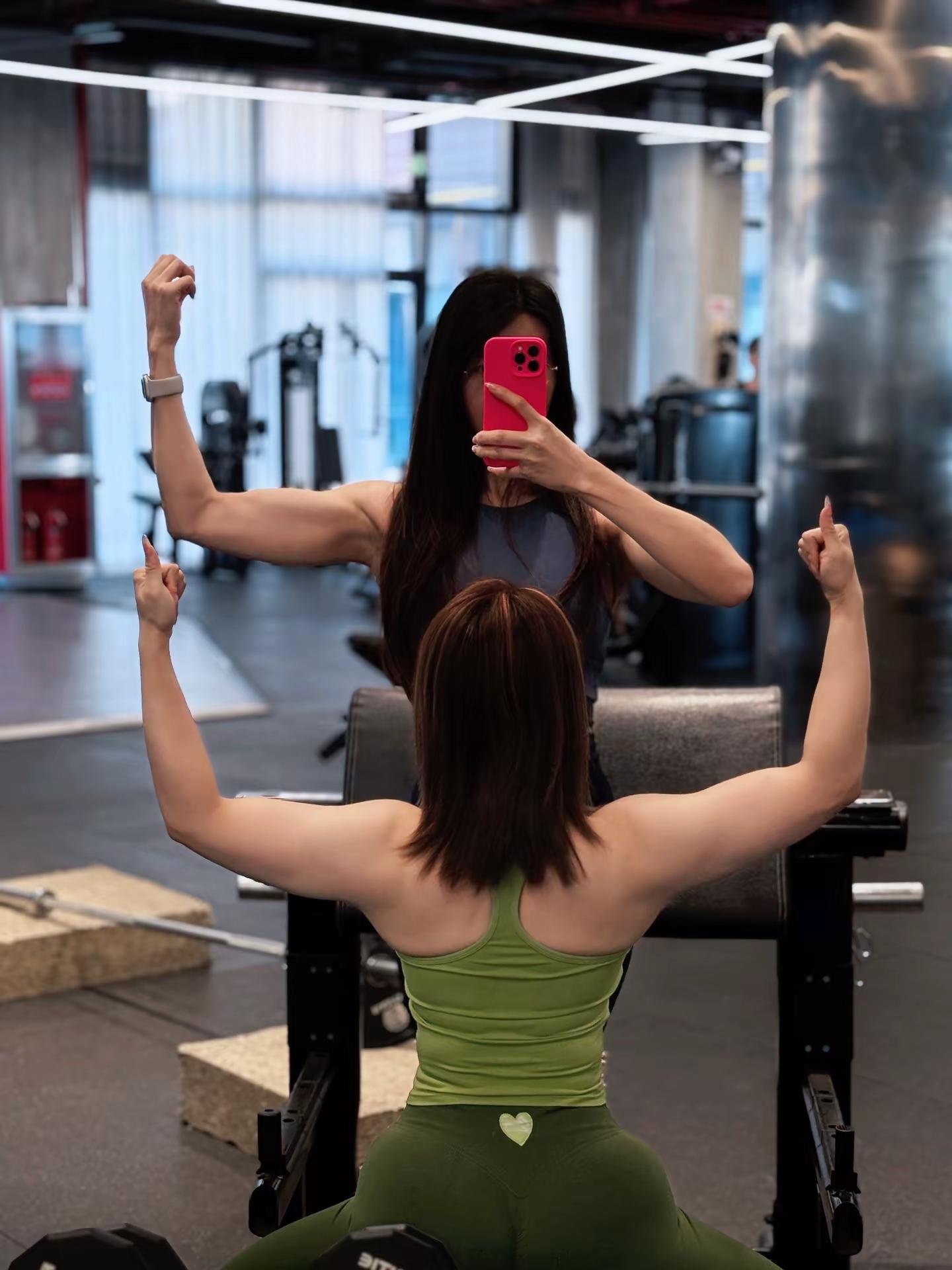 <p>爱健身的小姐姐 健身搭档 撸铁女孩的快乐 健身塑型 健身女孩穿搭...