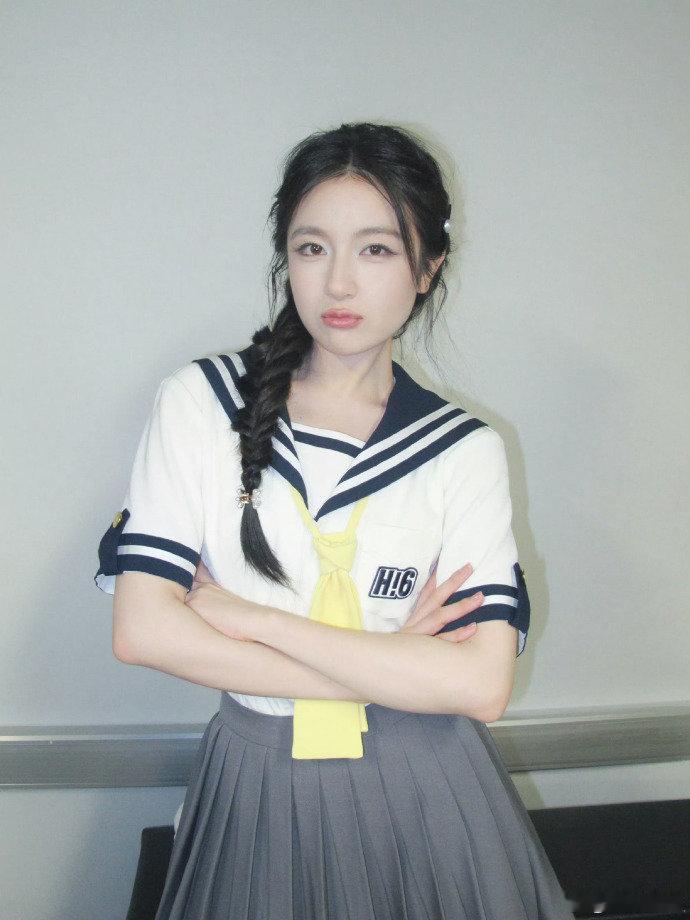 #李兰迪美人娇嗔名场面##你好星期六#谁刷到李兰迪这段综艺片段不心动，一句“檀健次，我喝多了有点难受”，软乎乎的语气，瞬间把人拽回《滤镜》苏橙橙的氛围感，综艺现场直接上演剧感名场面，分寸拿捏得恰到好处。 ​