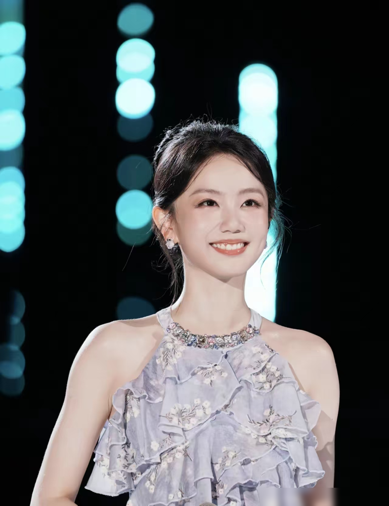 金莎老公上节目第一句话，把图钱俩字给堵死了。主持人问财产，孙丞潇直接说，做婚前公证，省得别人惦记，也省得被戳脊梁骨。
这哥们比金莎小17岁，全网都说他软饭硬吃，借机上位。他没辩解，跑去把公证办了，婚后收入按9：1分，金莎拿9。
金莎那边也硬气，被骂恋爱脑，她回了一句：万一我是小狐狸呢？
今年4