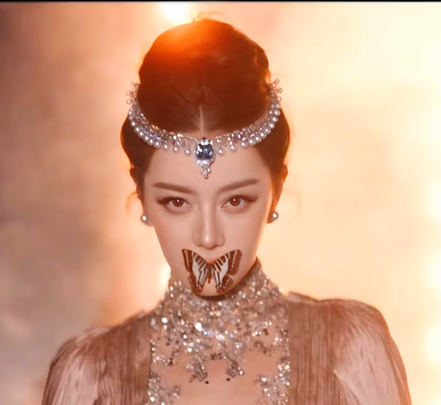 从2020星光大赏玫瑰刺绣拖尾婚纱，到W盛典鎏金鱼尾裙、玛丽猫粉裙、烟斗黑礼服，多次红毯都出圈，生图扛打、极少翻车。

2026 苏州VOGUE盛典冒雨开毯，Zuhair Murad满钻高定+嘴衔蝴蝶，定点时蝴蝶被风吹走，意外成就“神女放蝶”画面，热搜霸榜，“毯神”从粉圈叫法破圈成大众梗。