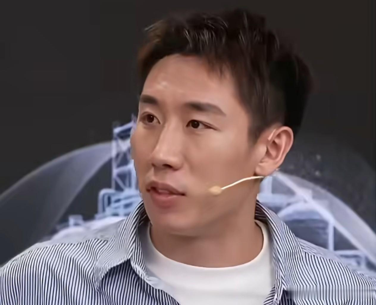程靖淇：很多球迷因为偏爱，容易忽略王曼昱背后的付出。大家把她归为顶尖T0选手，可只要输一两场比赛，就会冒出各种质疑声。

之前世锦赛、对阵削球手输球，还有世界杯打得艰难的时候，不少人觉得她状态下滑、掉队了。

但其实王曼昱从来没有放松对自己的要求，一直憋着一股劲，所以这次决赛她的求胜欲望才这么强烈，