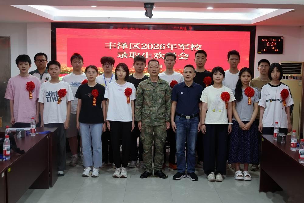 【#军校新学员欢送仪式来了# 】青春满怀报国志，建功立业正当时。近日，福建省泉州市丰泽区征兵办为辖区18名军校录取新生举行欢送仪式，激发莘莘学子携笔从戎、参军报国的热情，浓厚“参军光荣、报国有我”的社会氛围。（傅磊） #高光时刻# ​
