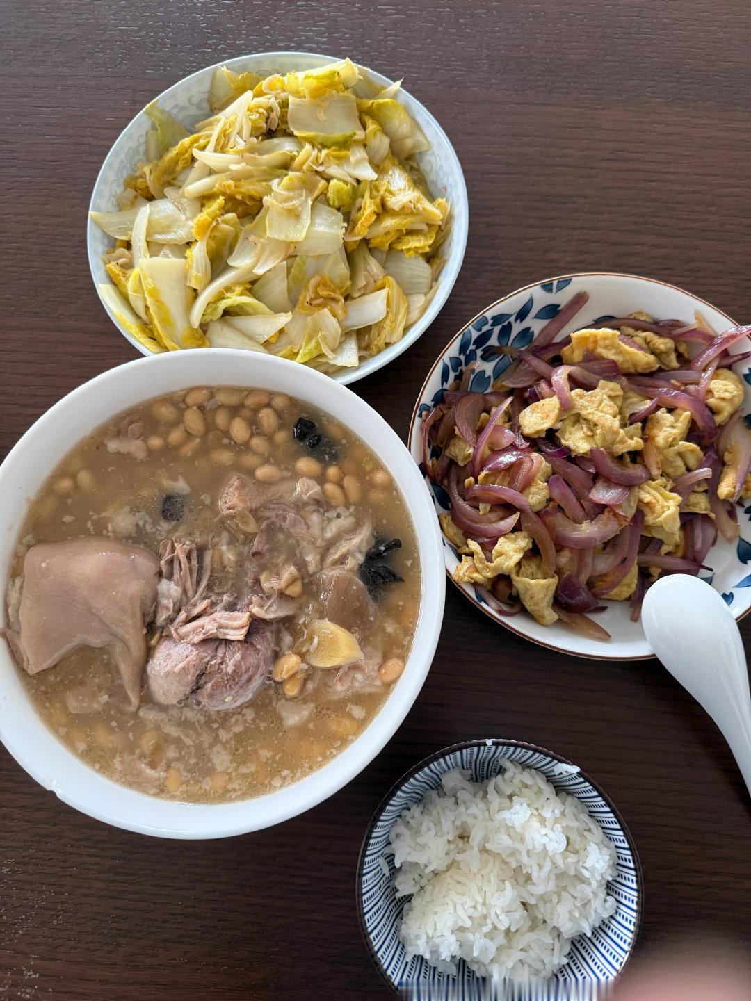 #空巢厨房# 昨天用黄豆炖了一锅蹄髈。

期间问了圣人一些烹饪细节。

她说：明天我要帮妈妈出院，事情很多，你明天不要拿你的蹄髈来烦我。

怎么就变我的蹄髈了。像话吗。 ​