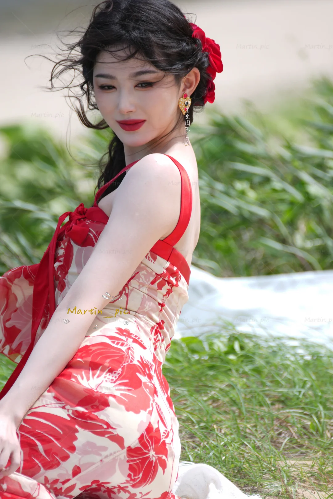 红裙孔雪儿真的美成画了 明艳红玫瑰