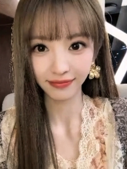 直播糊图也盖不住的美貌 ​