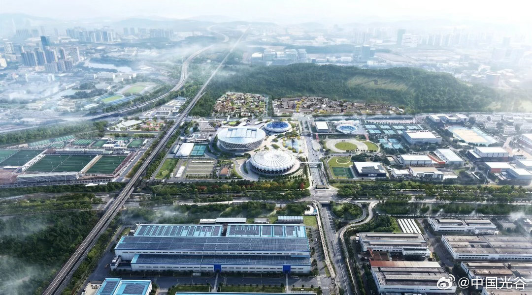#顶级赛事+市民乐园！光谷打造5平方公里“网球小镇”# 近日，2026武汉网球公开赛正在光谷火热举行，萨巴伦卡、佩古拉、斯瓦泰克等120名世界顶级网球运动员亮相，光谷国际网球中心星光灿烂，成为全球瞩目的焦点。与此同时，东湖高新区正加快实施光谷国际网球中心片区城市更新，将以武网这一超级IP为纽带 ​